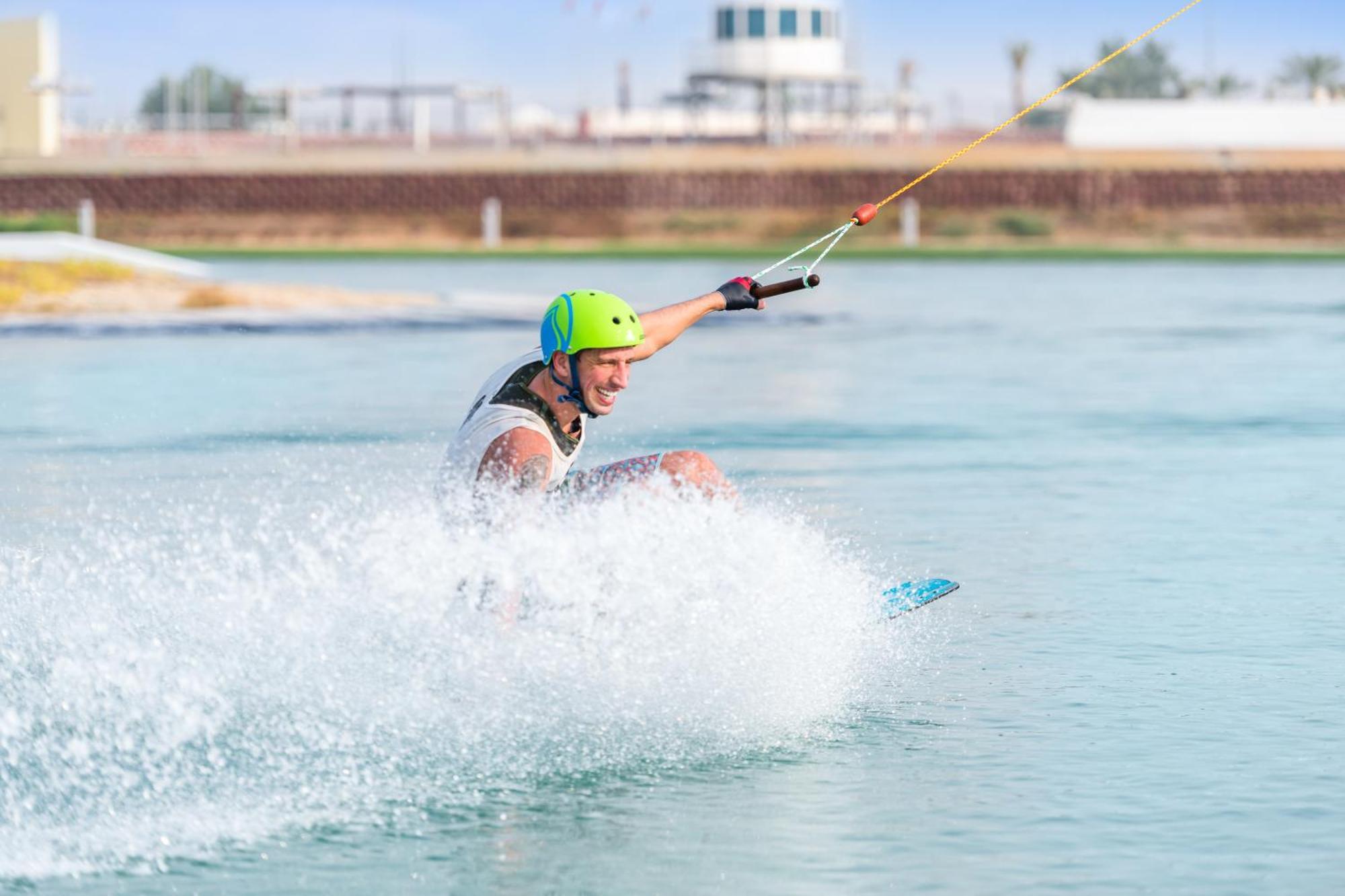 Marriott Hotel Al Forsan, Abou Dabi Extérieur photo A wakeboarder