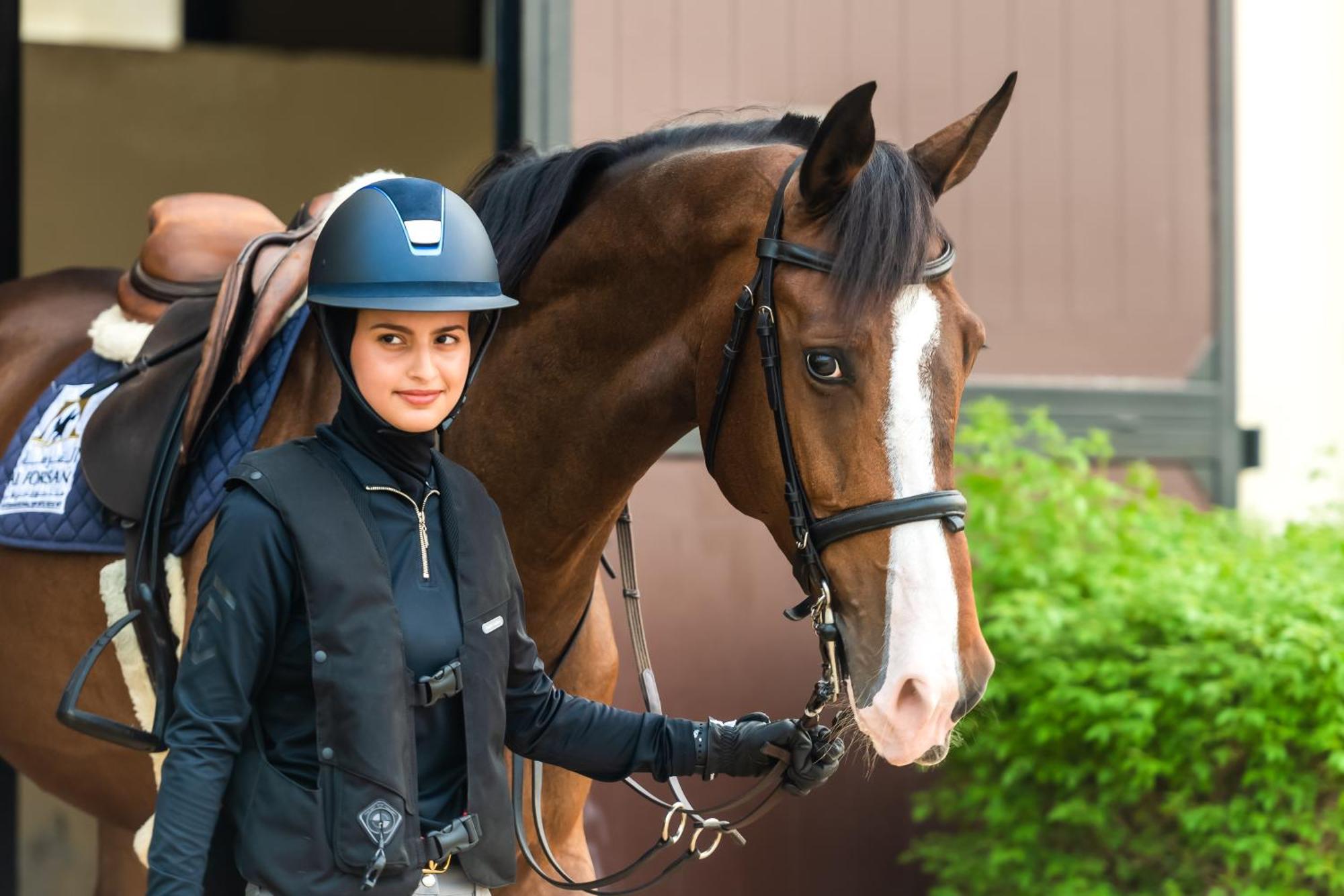 Marriott Hotel Al Forsan, Abou Dabi Extérieur photo A young rider with her horse