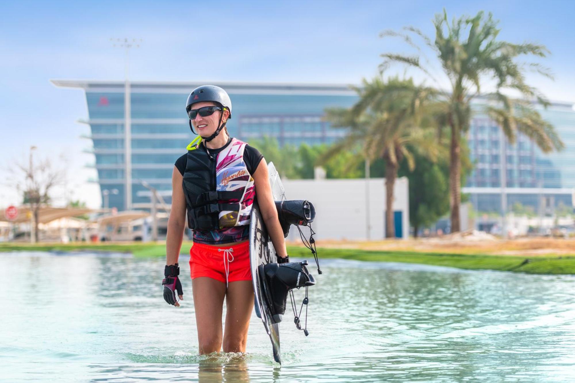 Marriott Hotel Al Forsan, Abou Dabi Extérieur photo A woman wearing a life jacket