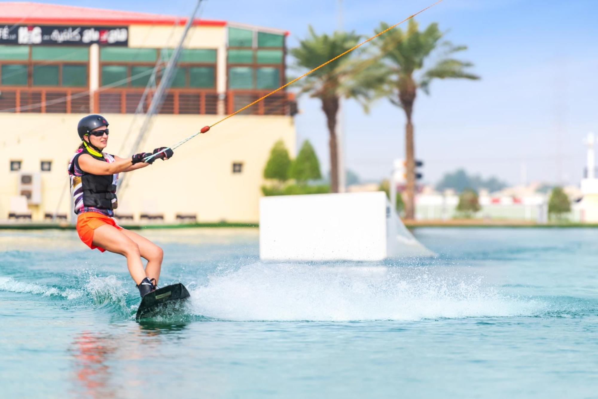 Marriott Hotel Al Forsan, Abou Dabi Extérieur photo A woman wakeboarding