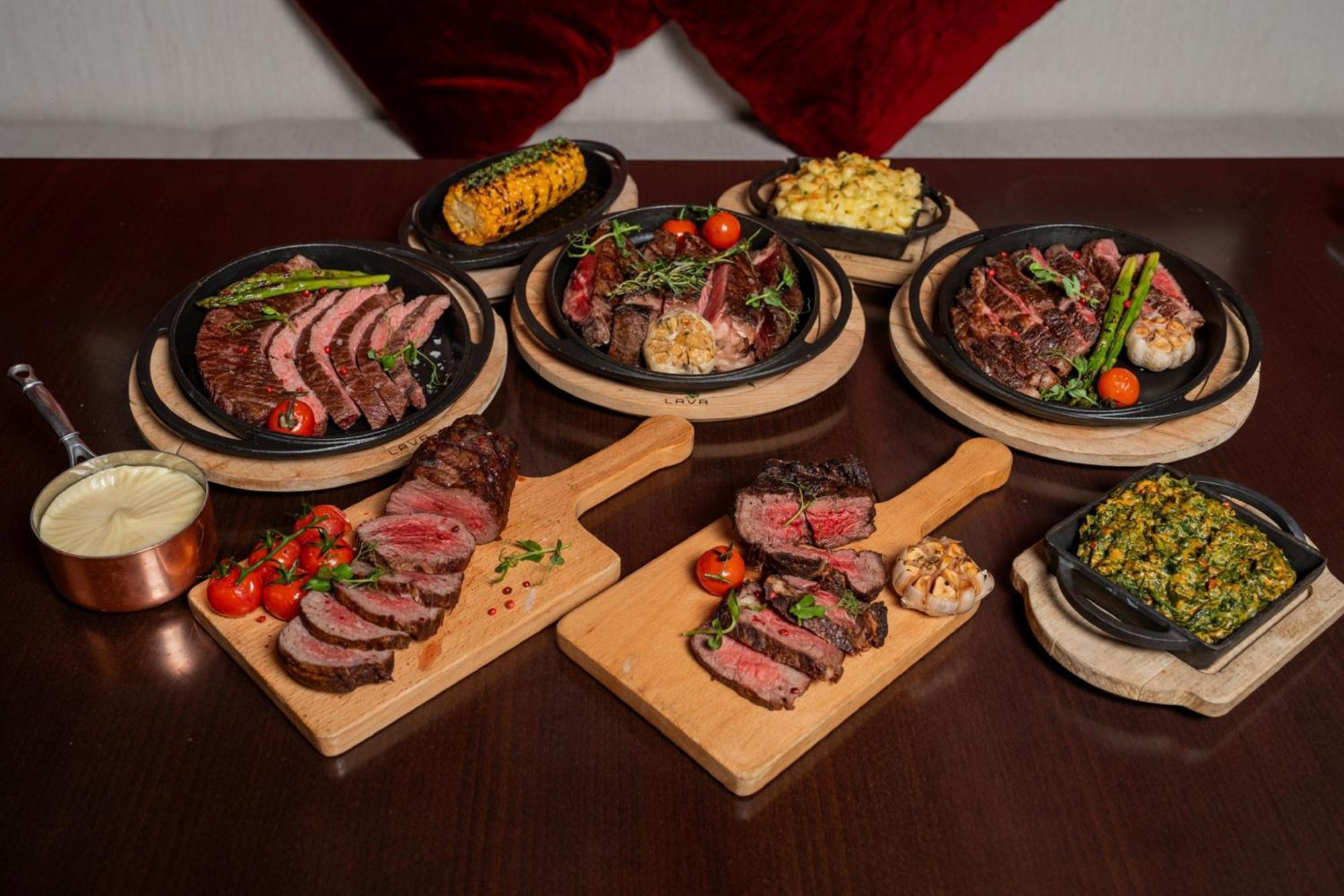 Marriott Hotel Al Forsan, Abou Dabi Extérieur photo A selection of steaks at the restaurant