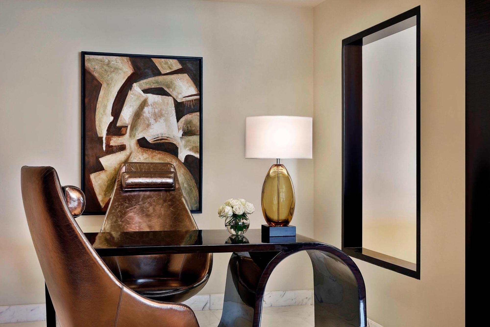 Marriott Hotel Al Forsan, Abou Dabi Extérieur photo A room with a table and chairs
